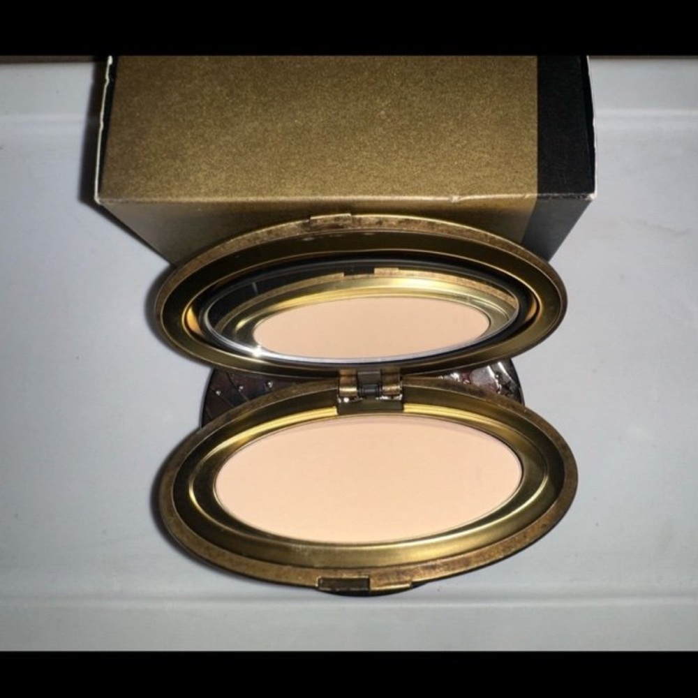 MAC Light Plus Pro Longwear Powder